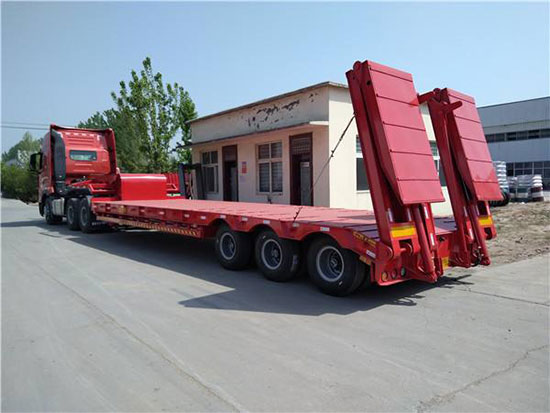 高低高輕型挖掘機(jī)拖掛車貨箱襯里高耐磨聚脲噴涂防護(hù)